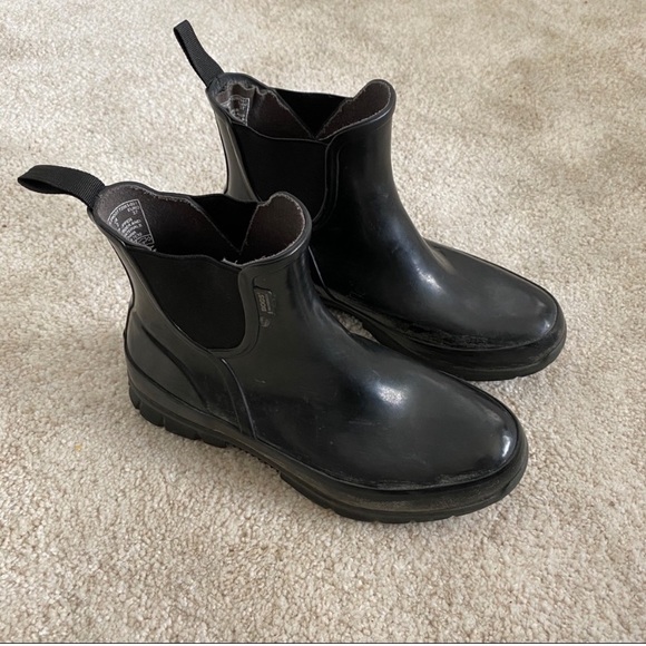 Bogs Shoes - Women’s black BOG’S slip on waterproof boots!